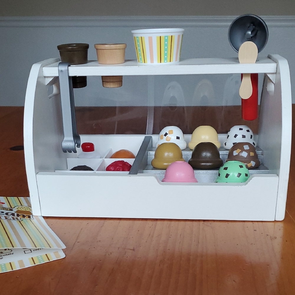 Melissa & Doug Ice Cream Counter